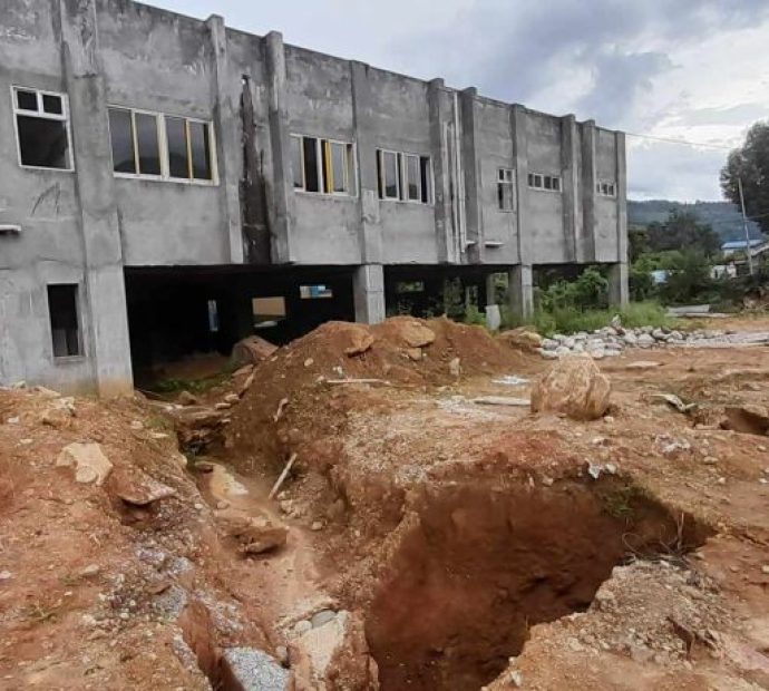 जमिन भासिएपछि पर्वत अस्पतालको निर्माणाधीन भवन अलपत्र