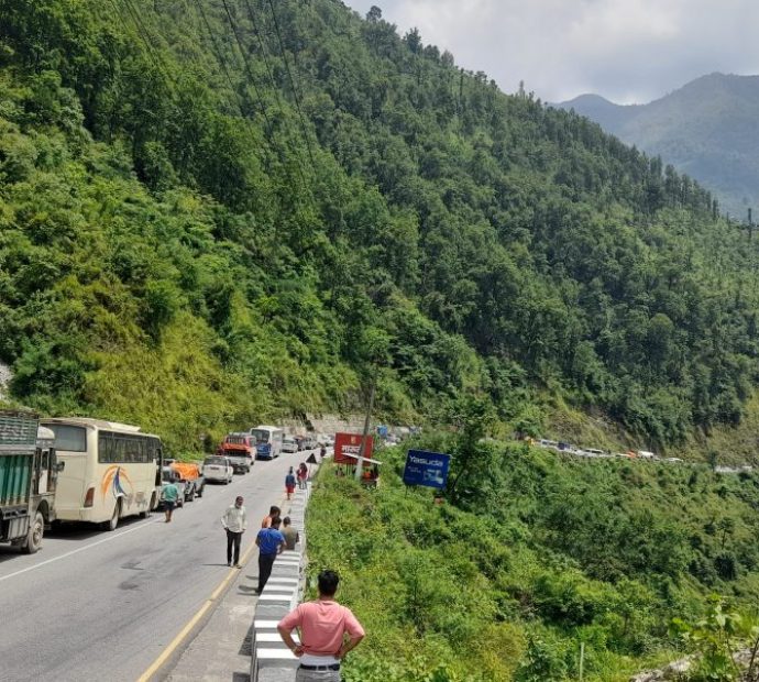 कालीखोलामा पहिरो खसेपछि मुग्लिन-नारायणगढ सडक अवरुद्ध