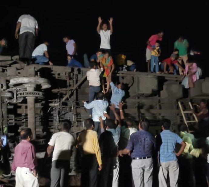 भारतमा भयानक रेल दुर्घटना, २०० बढीको मृत्यु, ९०० बढी घाइते