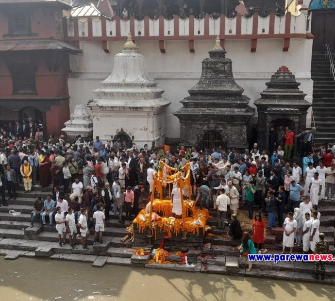सीता दाहालको अन्त्यष्टी, आर्यघाटमा थामीनसक्नु भिड (तस्विरहरु)