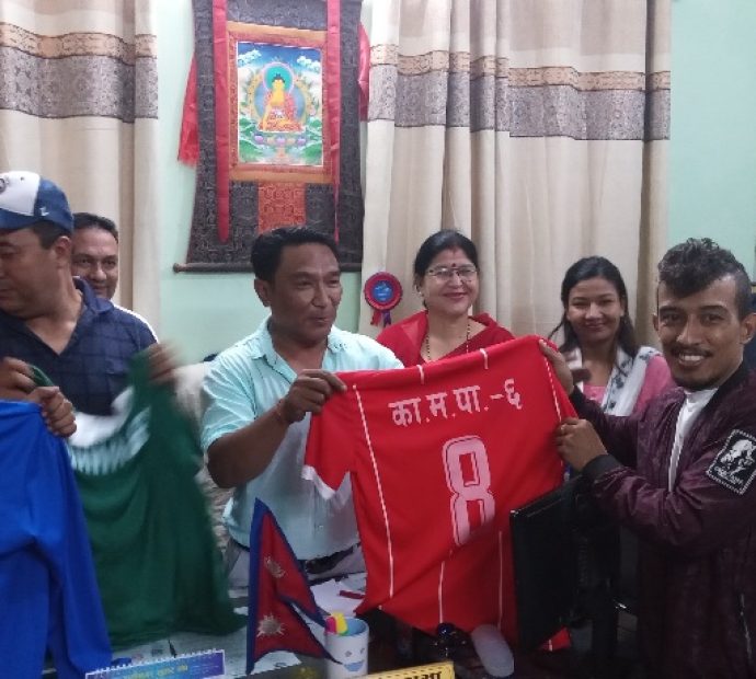 फुटसलमा भाग लिने टोलीलाई पोशाक हस्तान्तरण