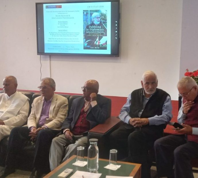 भारतीय प्रोफेसर एसडी मुनीको पुस्तकबारे चर्चा