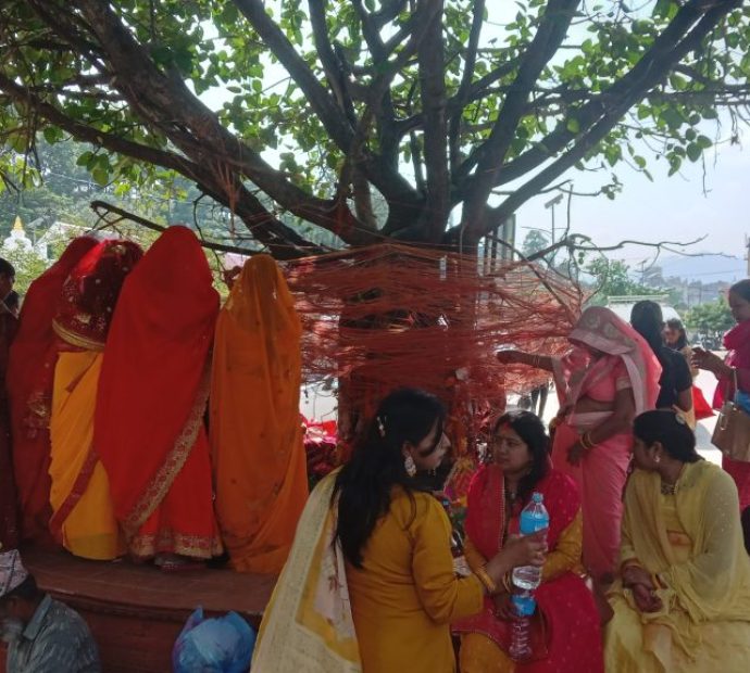पतिको दिर्घजीवनको कामना गर्दै बट-सावित्री पर्व मनाइयो
