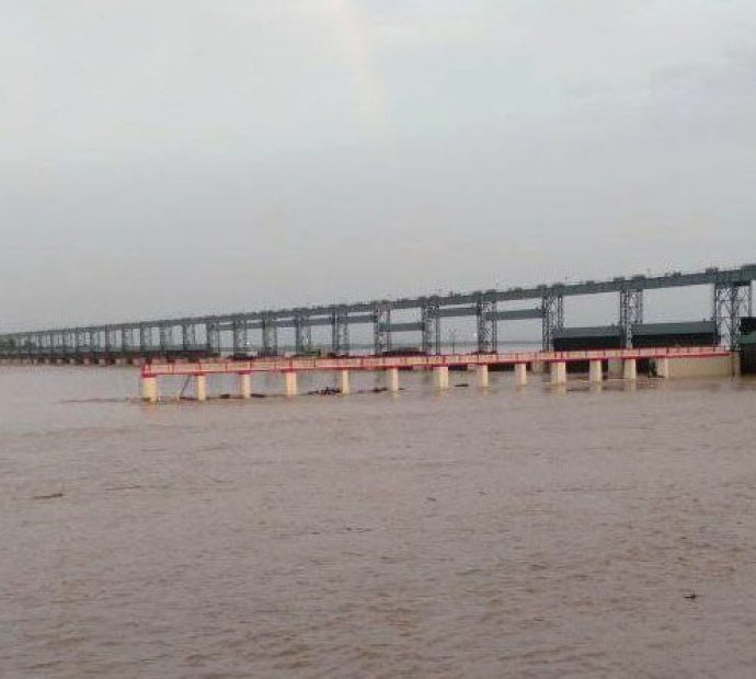 कोशीमा जलसतह बढेपछि ३८ ढोका खोलियो