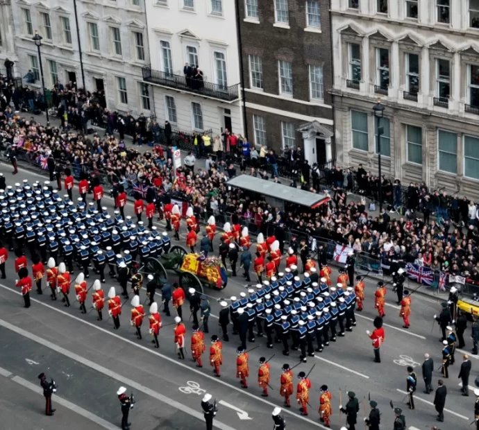 राजकीय सम्मानका साथ महारानी एलिजाबेथको अन्त्येष्‍टि (तस्वीरहरु)