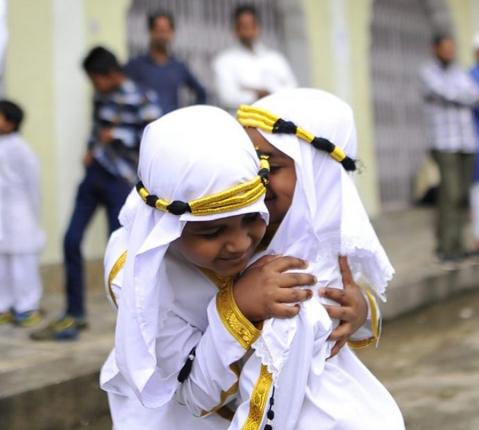 मुस्लिम धर्मावलम्बीले बकर इद मनाउँदै