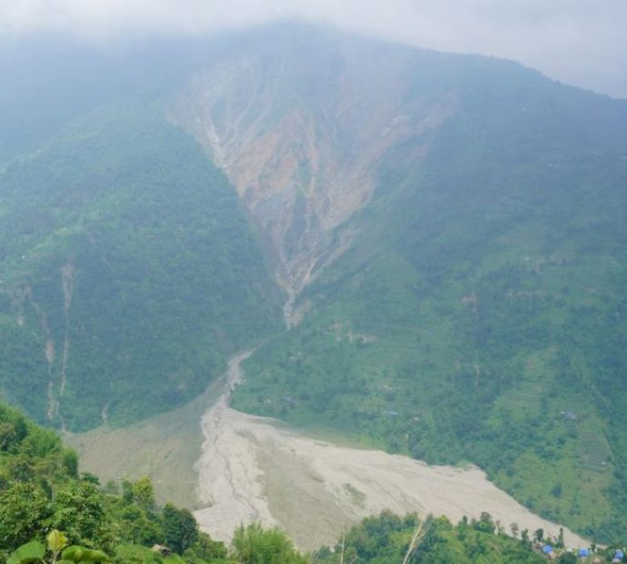 बर्सेनि उठीबास लगाउने पहिरो