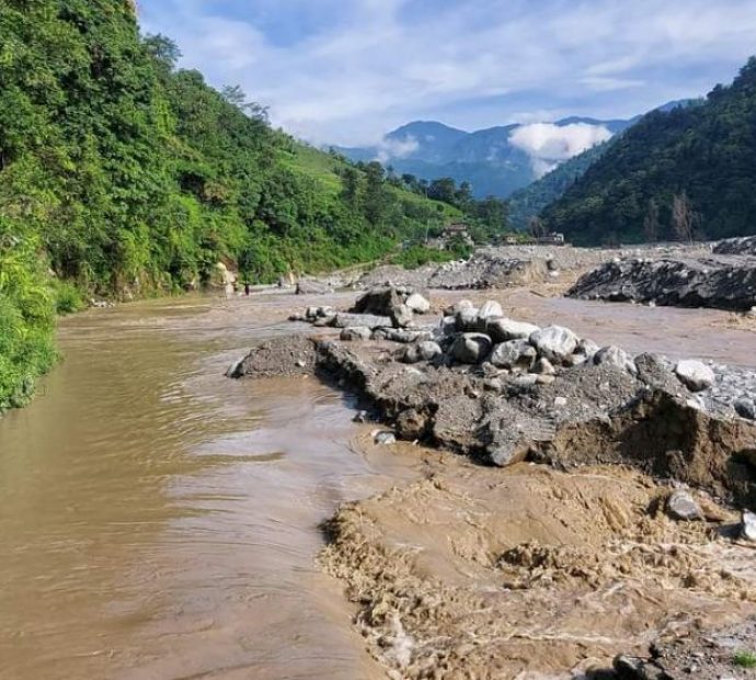 बाढीले मेलम्ची–हेलम्बु सडक अवरुद्ध