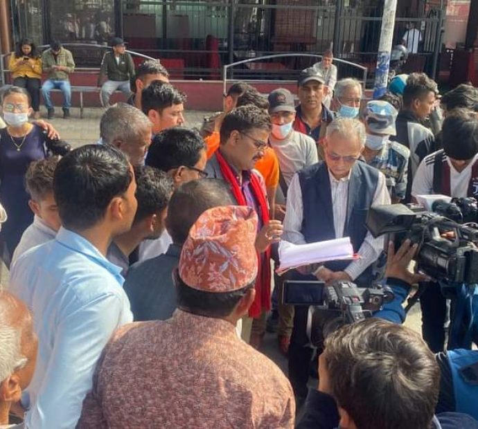 उखु किसानलाई  पुर्व प्रधानमन्त्री डा.भट्टराईको साथ