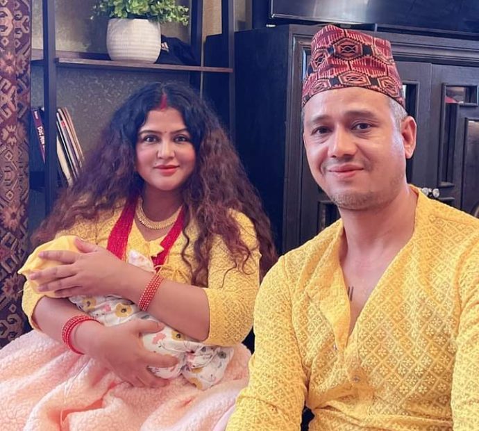 नायिका रेखा थापा छोरी र चलचित्रको प्रचारमा व्यस्त !