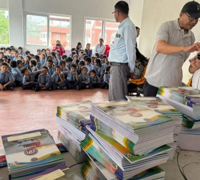 लायन्सद्वारा दुई विद्यालयका विद्यार्थीलाई कपि वितरण