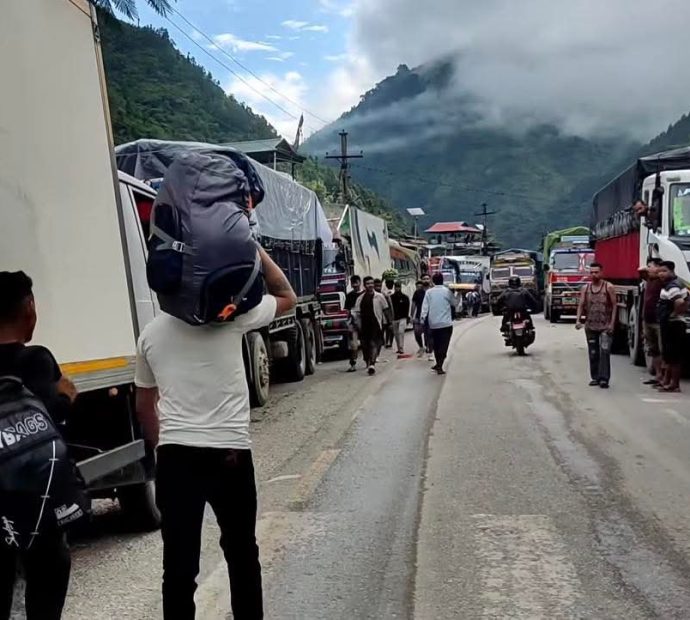 नागढुङ्गाबाटै फर्काइए सवारीसाधन