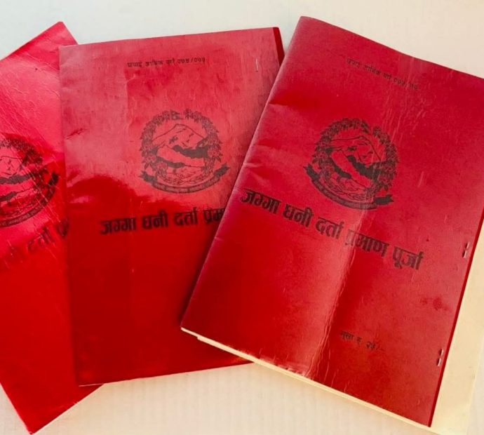 चैनपुरबासीले युद्धकालमा जलेका लालपुर्जा २३ वर्षपछि पाए