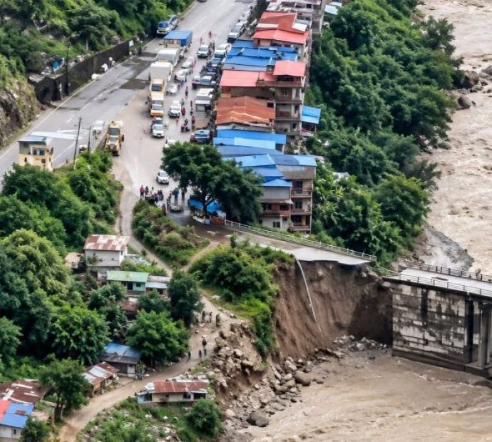 पर्वतमा बाढीपहिरोबाट ३०० परिवार विस्थापित
