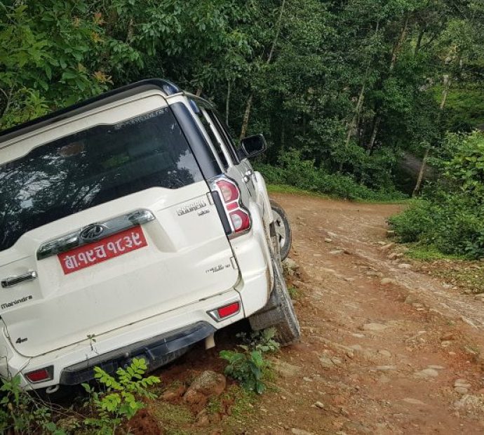 काँग्रेस उपसभापति सवार गाडी ठुलो दुर्घटनाबाट जोगियो