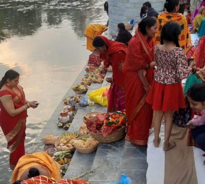 अस्ताउँदो सूर्यलाई अर्घ दिई चैते छठ मनाइदै (तस्वीर सहित )