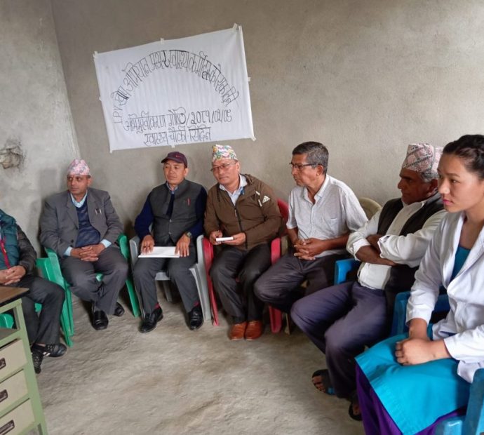 फालेलुङमा पोलियो खुवाईंदै