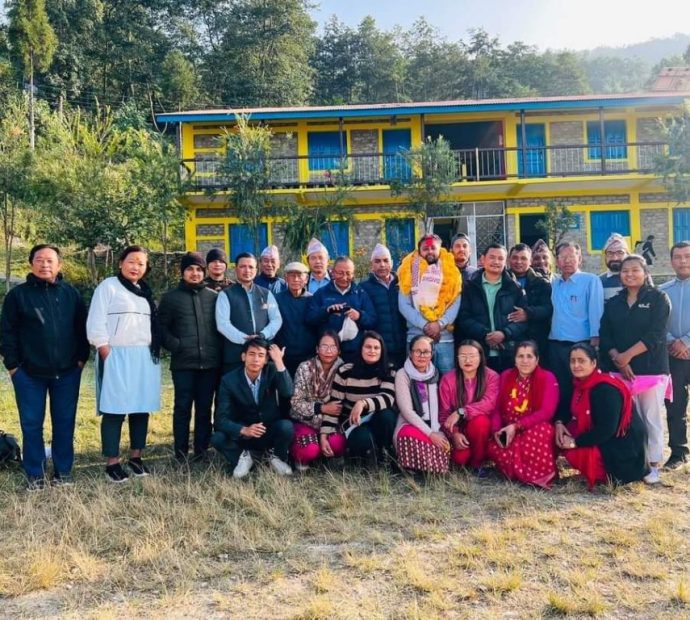 जन्मदिनमा विद्यार्थीलाई न्यानो कपडा सहयोग