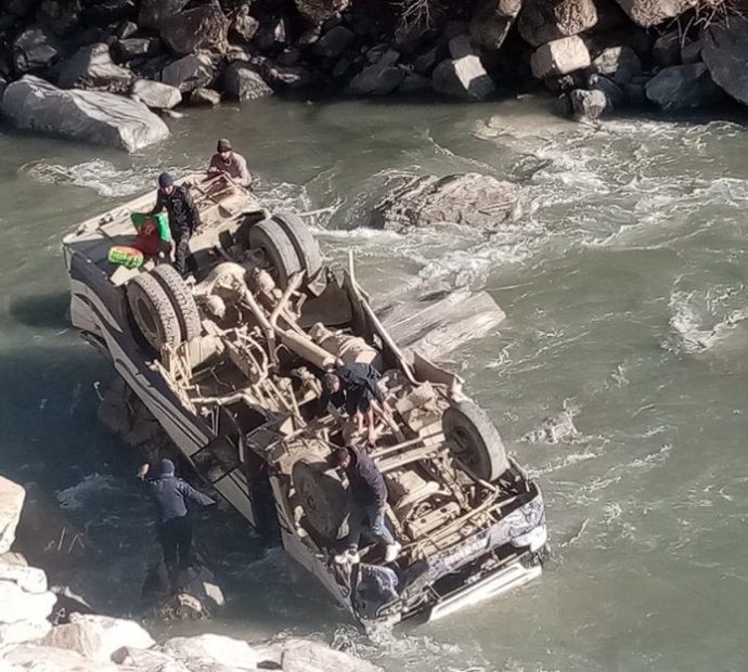 मुस्ताङबाट पोखरा आउँदै गरेको बस कालीगण्डकीमा खस्यो