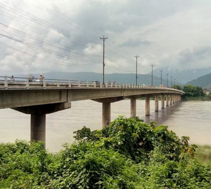 स्कुटर पुलमै रोकेर एक पुरुष नारायणीमा हाम फाले
