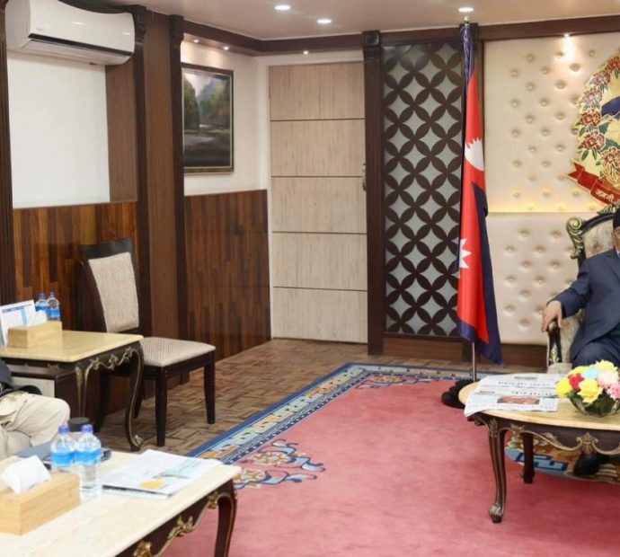 प्रचण्डलाई भेट्न ओली बालुवाटारमा