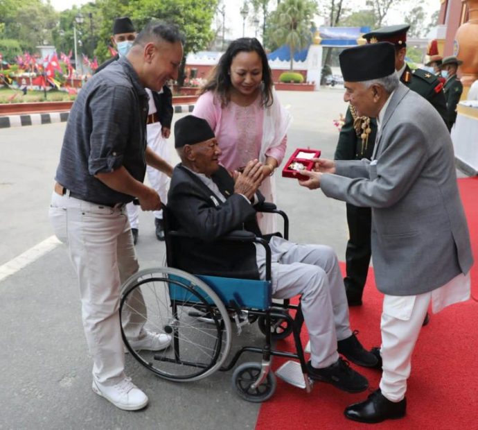 ‘जनताको छोरो’ राष्ट्रपति भएपछि मञ्चबाट तलै ओर्लेर पदक वितरण !