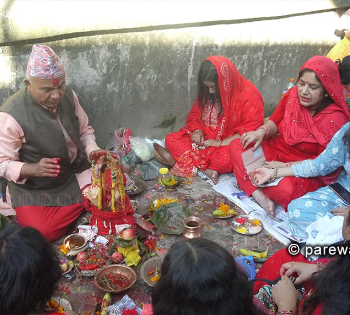 १३ तस्वीरमा हेर्नुस् काठमाडौंको गौरीघाटमा सप्तऋषिको पूजा