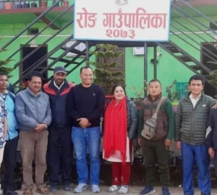 इलामको रोङमा व्यावसायिक मौरीपालन