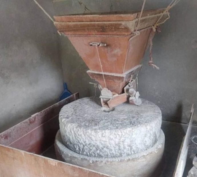 पानीघट्टले धानेको दम्पतीको जीवन