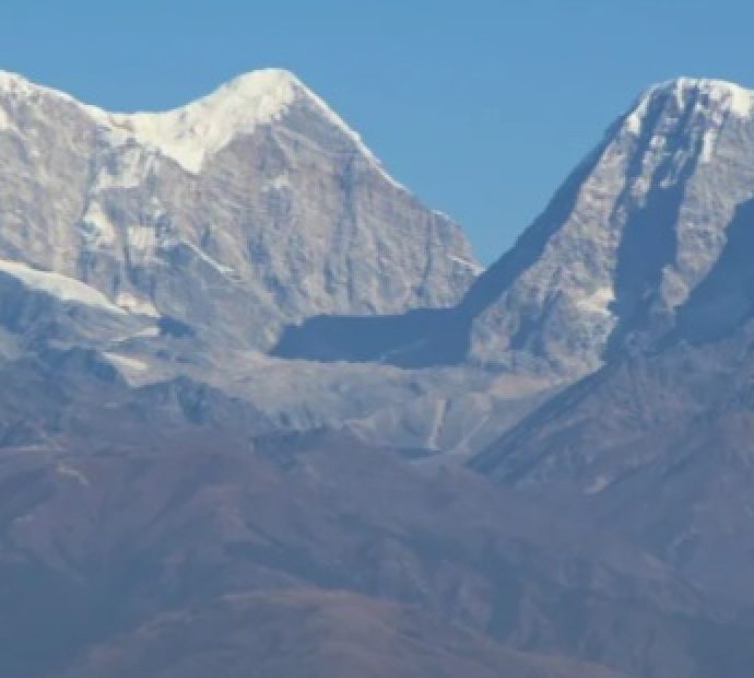 हिउँले टलक्क टल्कने सोलुखुम्बुका हिमालमा हिउँ देखिनै छाड्यो