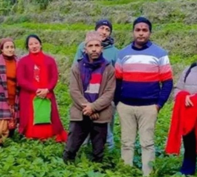 सामूहिक आलुखेती गर्दै आमा समूह