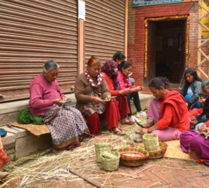 परम्परागत सीप सिकाउँदै ज्येष्ठ नागरिक