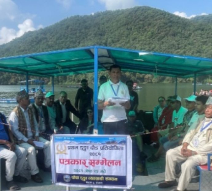 पोखरा फेवातालमा डुङ्गा दौड हुँदै