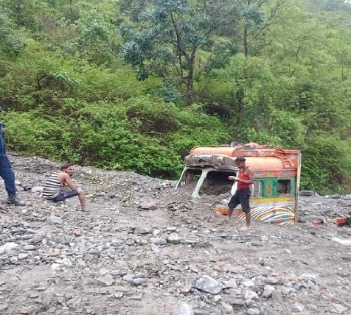 मध्यपहाडी लोकमार्गको खुर्कोट-घुर्मी सडक पहिरोले अवरुद्ध