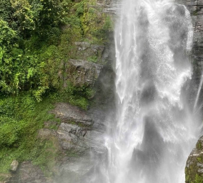 शिवपुरीको ‘लौके’ झरनामा पर्यटकको घुइँचो