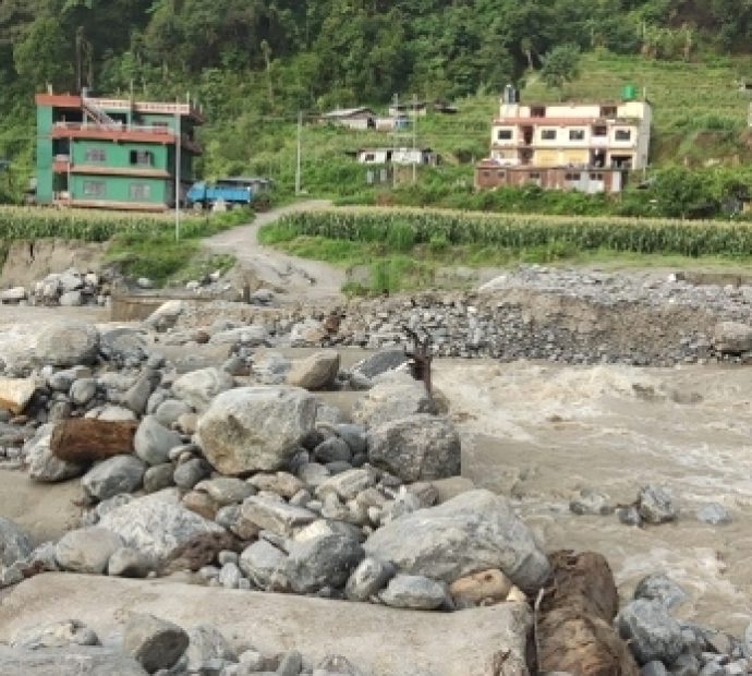 मेलम्चीमा फेरि बाढी आयो,अस्थायी पुल बग्यो