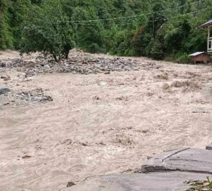 छ्योरोल्पा पदमार्गमा बाढी,एक जना बेपत्ता ३ होटलमा क्षति