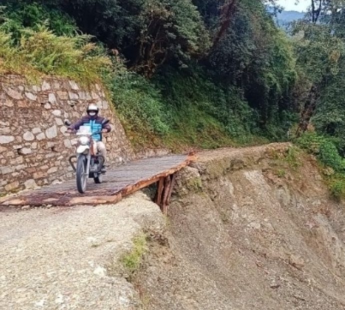 पोखरेबगर-चित्रे सडक मर्मत नहुँदा पर्यटकलाई सास्ती