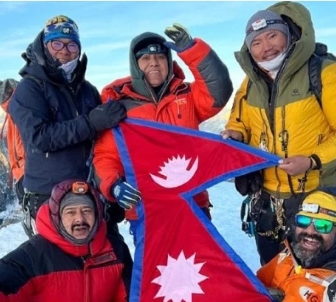 कांग्रेस महामन्त्री शर्मासहित ५ युवाले लोबुचे हिमाल आरोहण गरे