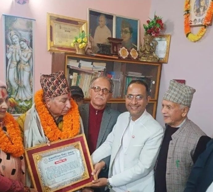 अधिकारीलाई लोकतान्त्रिक योद्धा सम्मान