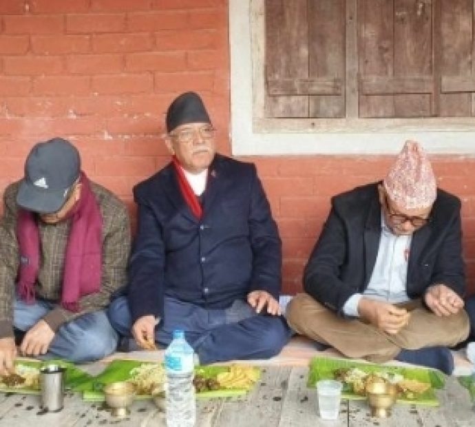 केराको पातमा प्रचण्डलाई खाना….