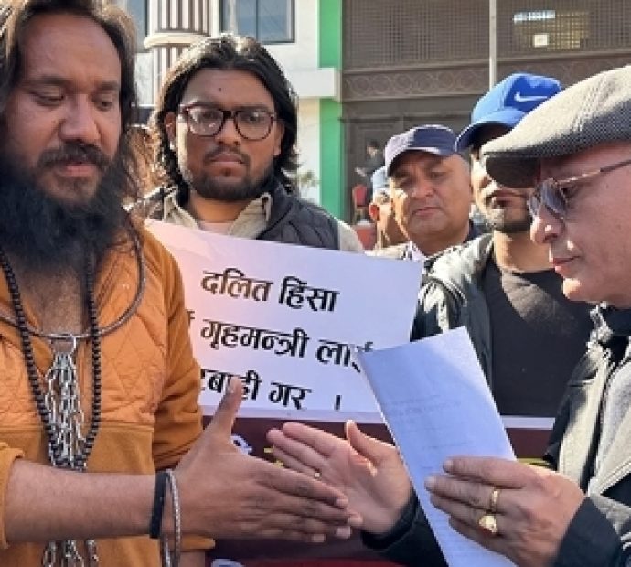 गृहमन्त्रीलाई कारबाही गर्नुपर्‍यो भन्दै दलित अधिकारकर्मी कांग्रेस कार्यालयमा