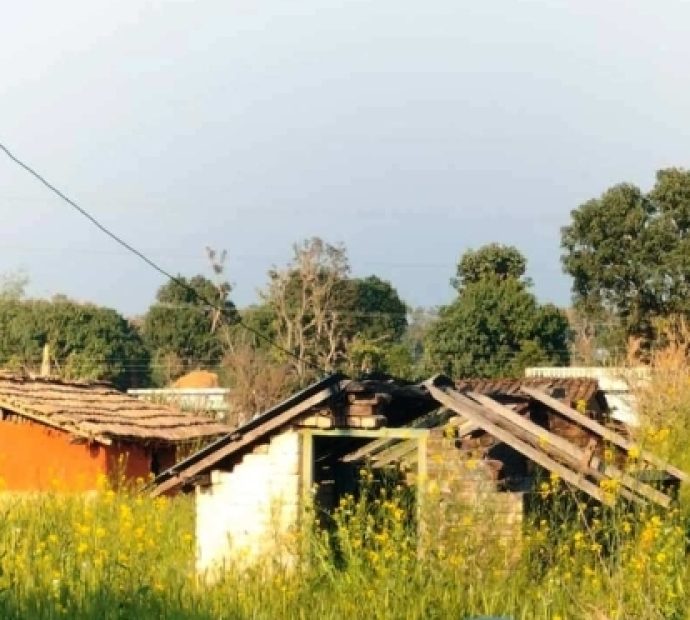 घरमा ताल्चा झुन्ड्याएर बादीहरू भारत पसे