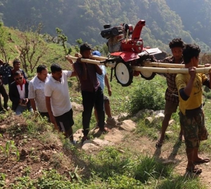 गाडी नपुगेको चेपाङ बस्तीमा बोकेर पुर्‍याइयो ट्याक्टर