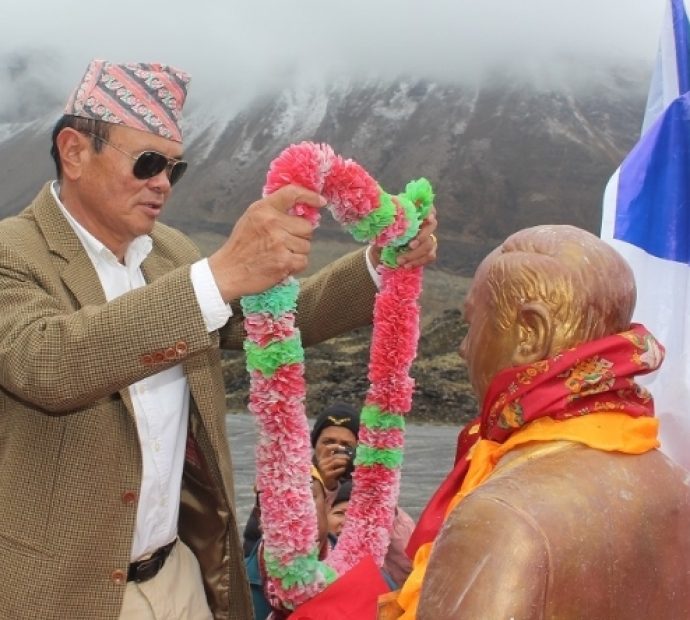 अन्नपूर्ण आधार शिविरमा प्रथम आरोहीको सालिक अनावरण