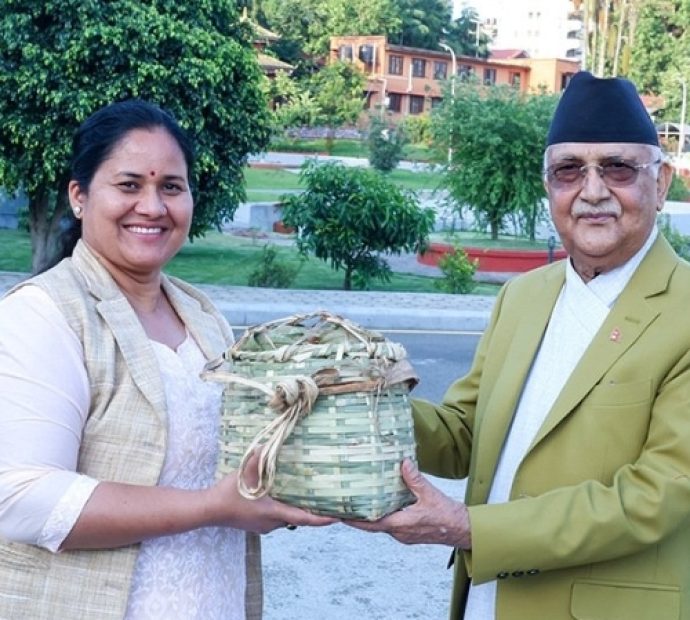 प्रधानमन्त्रीलाई चेपाङ समुदायबाट चिउरी उपहार