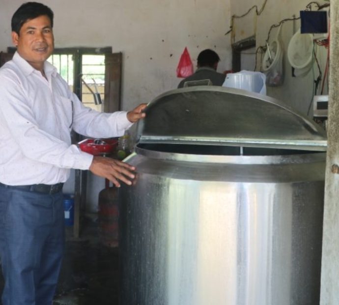 दूध बिक्रीबाट शिवचरणको वार्षिक १३ लाख आम्दानी