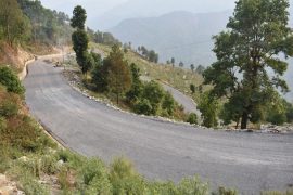 सडक बनाउन स्थानीयको १० लाख सहयोग