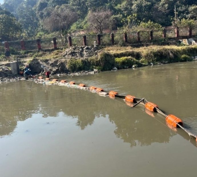 वाग्मतीमा तैरिने फोहर संकलन गर्न ‘ट्रास बेरियर’