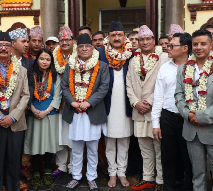 प्रधानमन्त्री प्रचण्ड पशुपतिनाथ मन्दिरमा